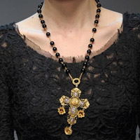 Thời trang - Vòng cổ chữ thập tôn quyền lực phái yếu