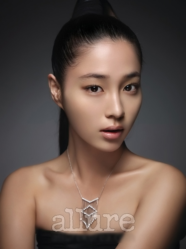 Ngoài ra, ba người đẹp Han Ji Min, Song Hye Kyo, Lee Hyori lần lượt đứng ở các vị trí tiếp theo với tỉ lệ phiếu bầu là 14%, 12.2% và 8.8%.
