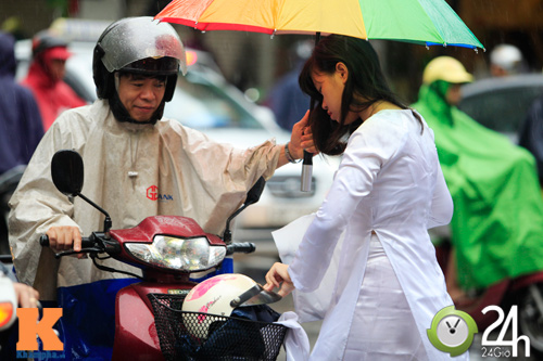 Nữ sinh Chu Văn An vất vả ngày tựu trường - 2