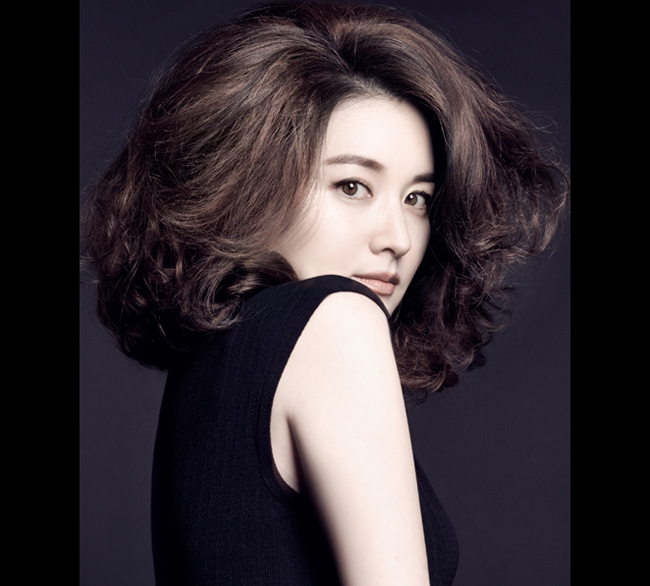 Làn da mịn màng của Lee Young Ae rất ít khi bị xâm hại bởi tia cực tím và bụi bẩn. Cô khá tâm đắc với phương pháp bảo vệ làm trắng và dưỡng ẩm cho da của mình.
