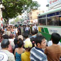 Tin tức trong ngày - Nữ sinh viên chết thảm dưới bánh xe buýt