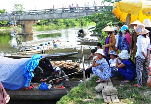 Ngủ trưa dưới móng cầu, bé 3 tuổi chết đuối - 2