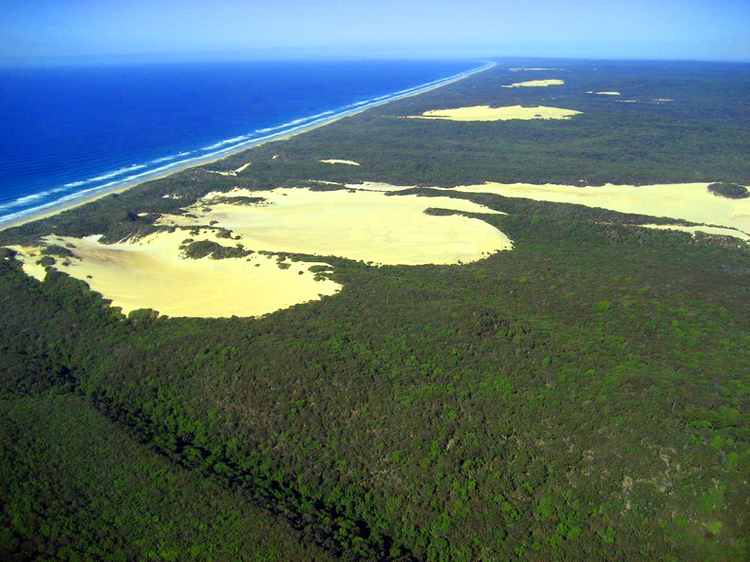 Một phần của hòn đảo được bảo vệ trong vườn quốc gia Great Sandy.
