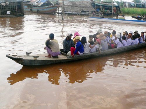 Du học sinh "nhí" vượt lũ mừng năm học mới - 7