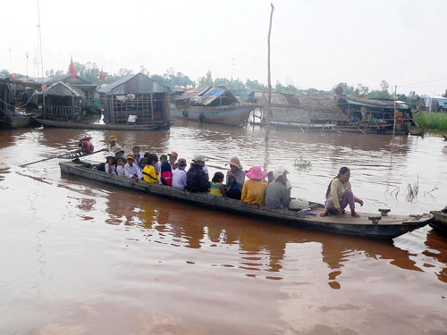 Du học sinh "nhí" vượt lũ mừng năm học mới - 8