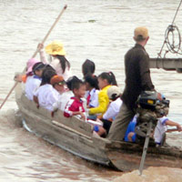 Giáo dục - du học - Du học sinh "nhí" vượt lũ mừng năm học mới