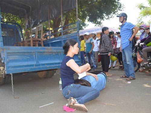 Tố CA đánh người, dân làm náo loạn khu phố - 2