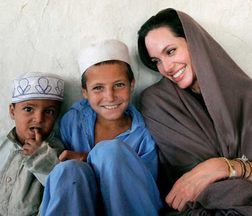 Angelina Jolie nhận giải Oscar Nhân đạo - 2