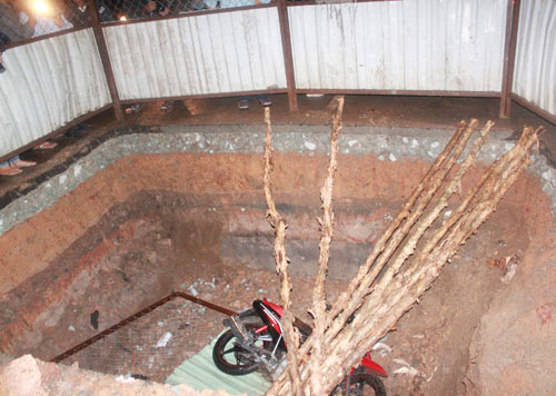 Người và xe “bay” xuống hố sâu 2m giữa đường - 2