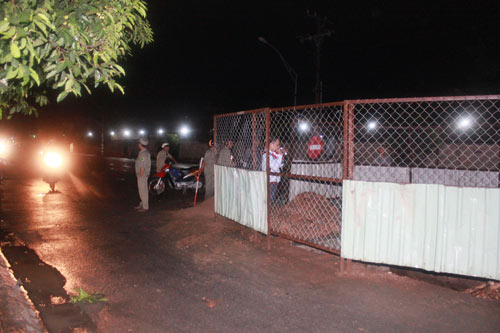 Người và xe “bay” xuống hố sâu 2m giữa đường - 3