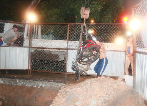 Người và xe “bay” xuống hố sâu 2m giữa đường - 4