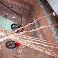 Tin tức trong ngày - Người và xe “bay” xuống hố sâu 2m giữa đường