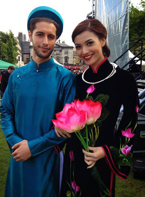 Người đẹp Việt quậy tưng bừng tại Anh - 11