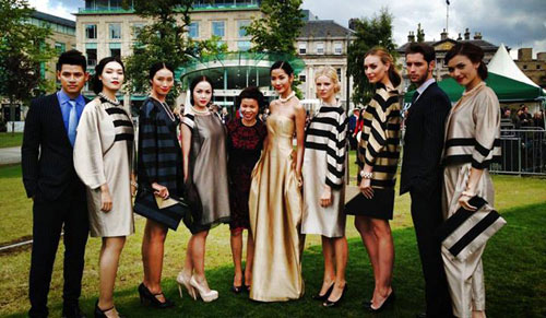 Người đẹp Việt quậy tưng bừng tại Anh - 10