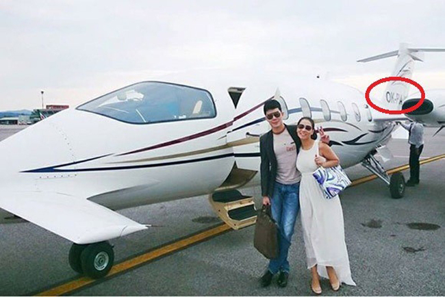 Thu Minh và Nathan Lee tạo dáng bên chiếc Piaggio P-180 chồng ca sỹ mới mua cho cô.
