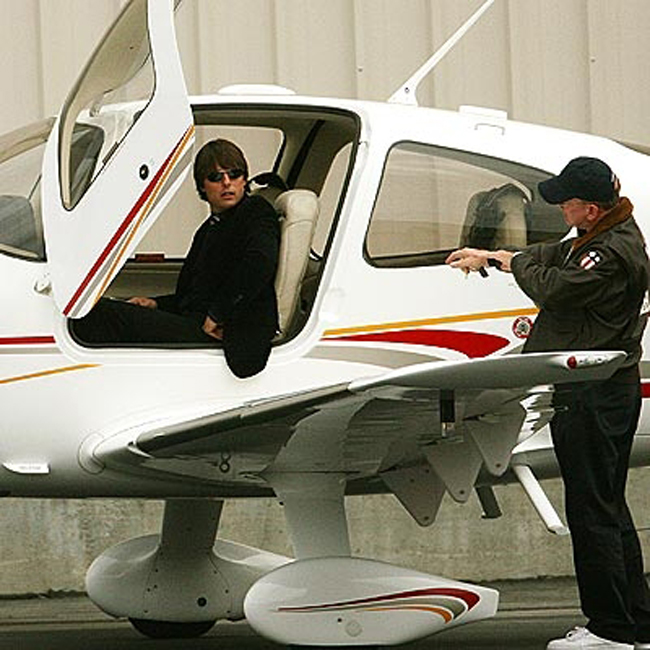 Tom Cruise hồi để tóc dài đi tập lái máy bay
