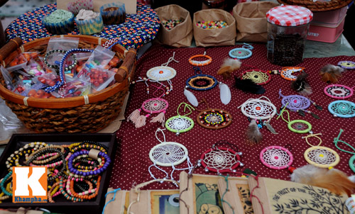 Teen Việt thích thú với hội chợ quà tặng - 9