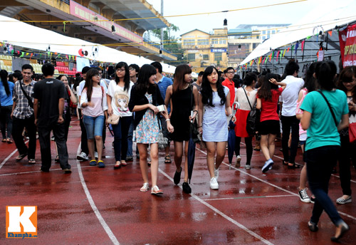 Teen Việt thích thú với hội chợ quà tặng - 3