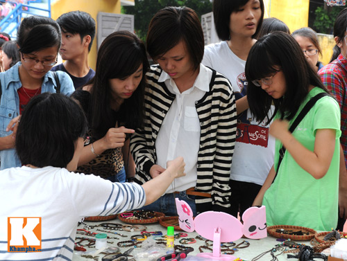 Teen Việt thích thú với hội chợ quà tặng - 4