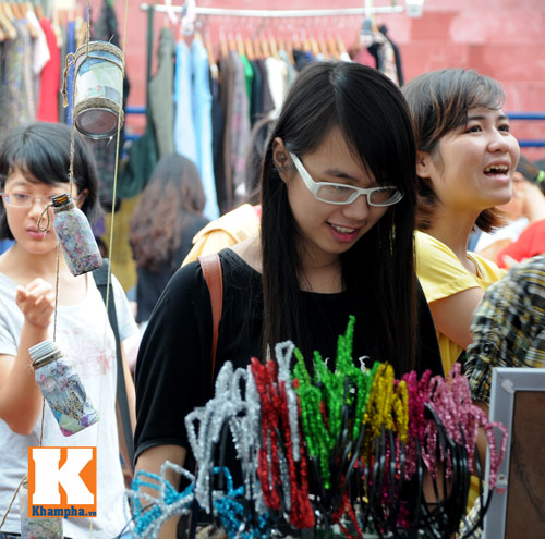 Teen Việt thích thú với hội chợ quà tặng - 5