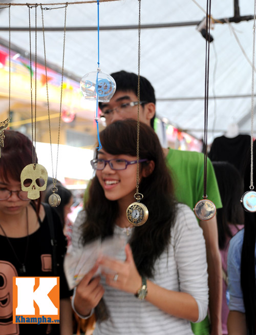 Teen Việt thích thú với hội chợ quà tặng - 6