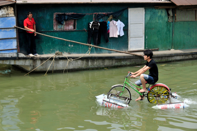 Xe đạp đi trên mặt nước
