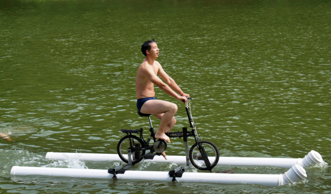 Nhà phát minh thử nghiệm đi xe đạp mini trên mặt nước
