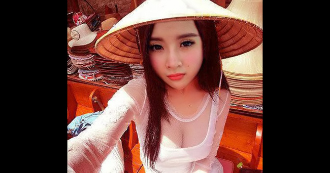 Angela Phương Trinh mặc áo dài trắng chụp hình 'tự sướng'.
