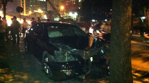 xe camry dam goc cay o ha noi xe camry dam goc cay tai nan o to tai nan o to ha noi dam goc cay xe hop bi che doi xe hop dam goc cay xe hop dam vao goc cay Toyota Camry Toyota Camry mat lai cong an bao cong an bao cong an bao an ninh an ninh tin an ninh phap luat tin phap luat bao phap luat tin nhanh tin moi tin hay tin nong tin hot tin tức tin tuc tintuc tin tuc online bao dien tu bao vn xa hoi doc bao bao vn