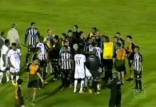 Cản phá bàn thắng, nhân viên y tế bị rượt đánh - 2