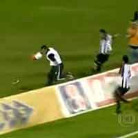 Bóng đá - Cản phá bàn thắng, nhân viên y tế bị rượt đánh