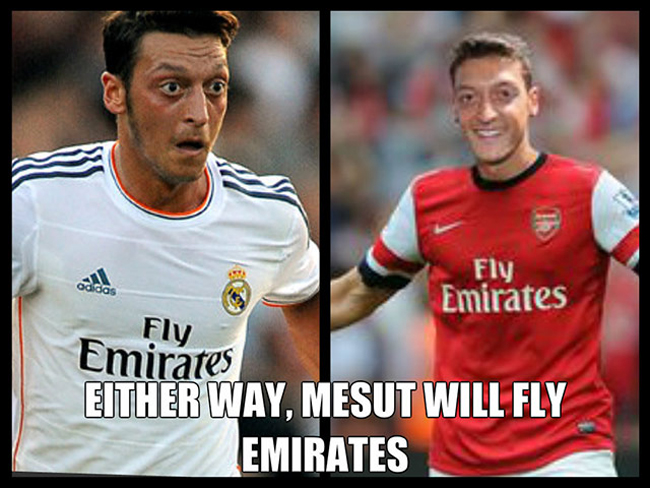 Ozil vẫn khoác lên mình chiếc áo "Fly Emirates" nhưng đã đổi màu.
