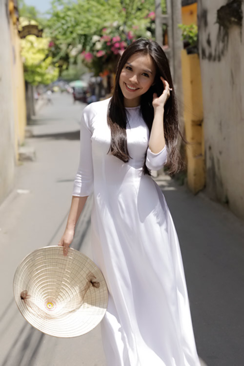 Sao Việt gợi nét duyên thầm với áo dài - 1