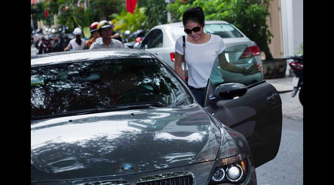 Ngày 8/9, nữ diễn viên Vân Trang giản dị bất ngờ khi tự lái xe tiền tỉ.

