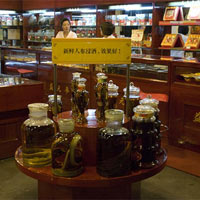 Tin tức trong ngày - TQ: Rắn ngâm rượu 3 tháng “sống dậy” cắn người