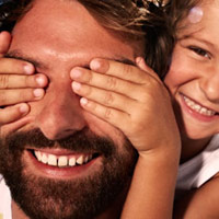 Sức khỏe đời sống - Cha có tinh hoàn nhỏ siêng chăm sóc con