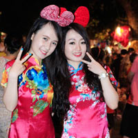 Bạn trẻ - Cuộc sống - Thiếu nữ diện xường xám đi chơi Trung thu