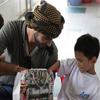 Trai đẹp Omar thăm trẻ khuyết tật Việt Nam