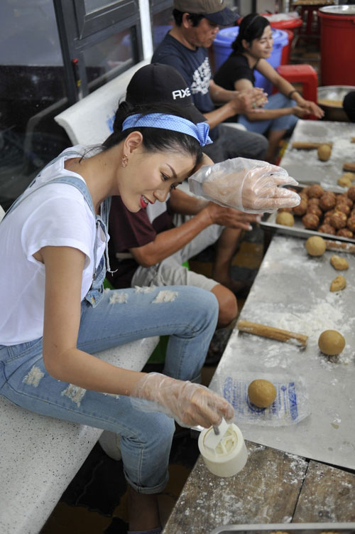 Trang Trần làm bánh tặng trẻ lang thang - 3