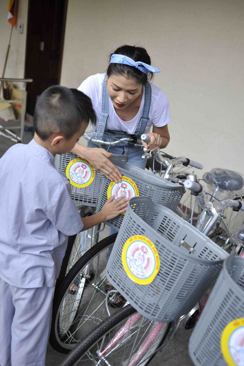 Trang Trần làm bánh tặng trẻ lang thang - 10