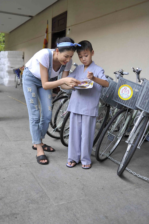 Trang Trần làm bánh tặng trẻ lang thang - 8