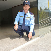 Tin tức trong ngày - Nổ kính chung cư, bé 7 tháng tuổi bị thương