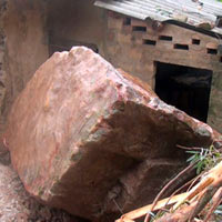 Tin tức trong ngày - Nghệ An: Lở núi, đá đè sập nhà dân