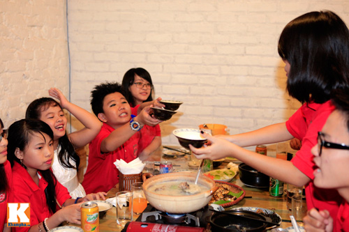 Quang Anh mang đặc sản Thanh Hóa mời cả đội - 8