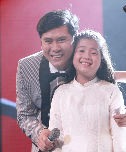 Quán quân The Voice Kids chững chạc trên sân khấu lớn - 8