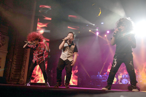 Quán quân The Voice Kids chững chạc trên sân khấu lớn - 16