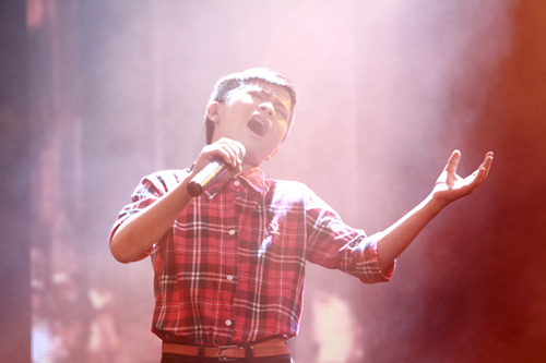 Quán quân The Voice Kids chững chạc trên sân khấu lớn - 3