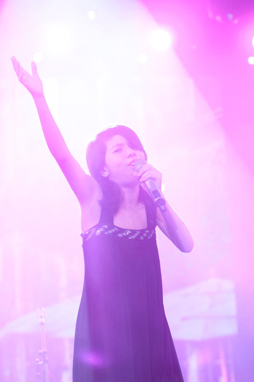 Quán quân The Voice Kids chững chạc trên sân khấu lớn - 17