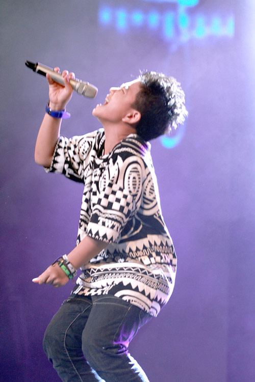 Quán quân The Voice Kids chững chạc trên sân khấu lớn - 13