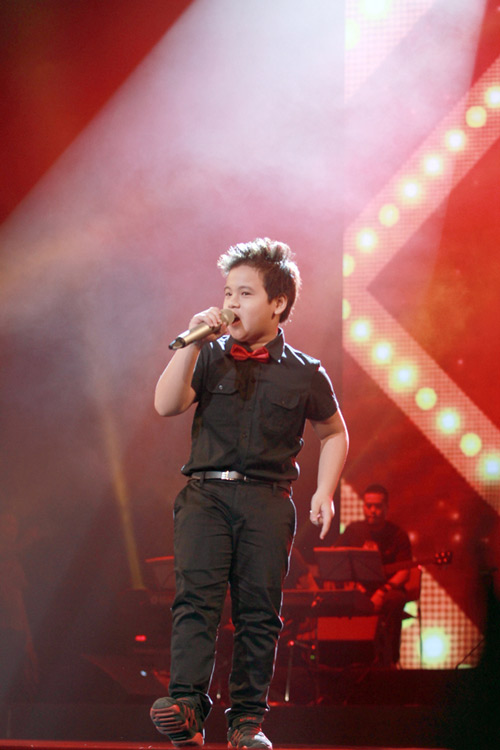 Quán quân The Voice Kids chững chạc trên sân khấu lớn - 14